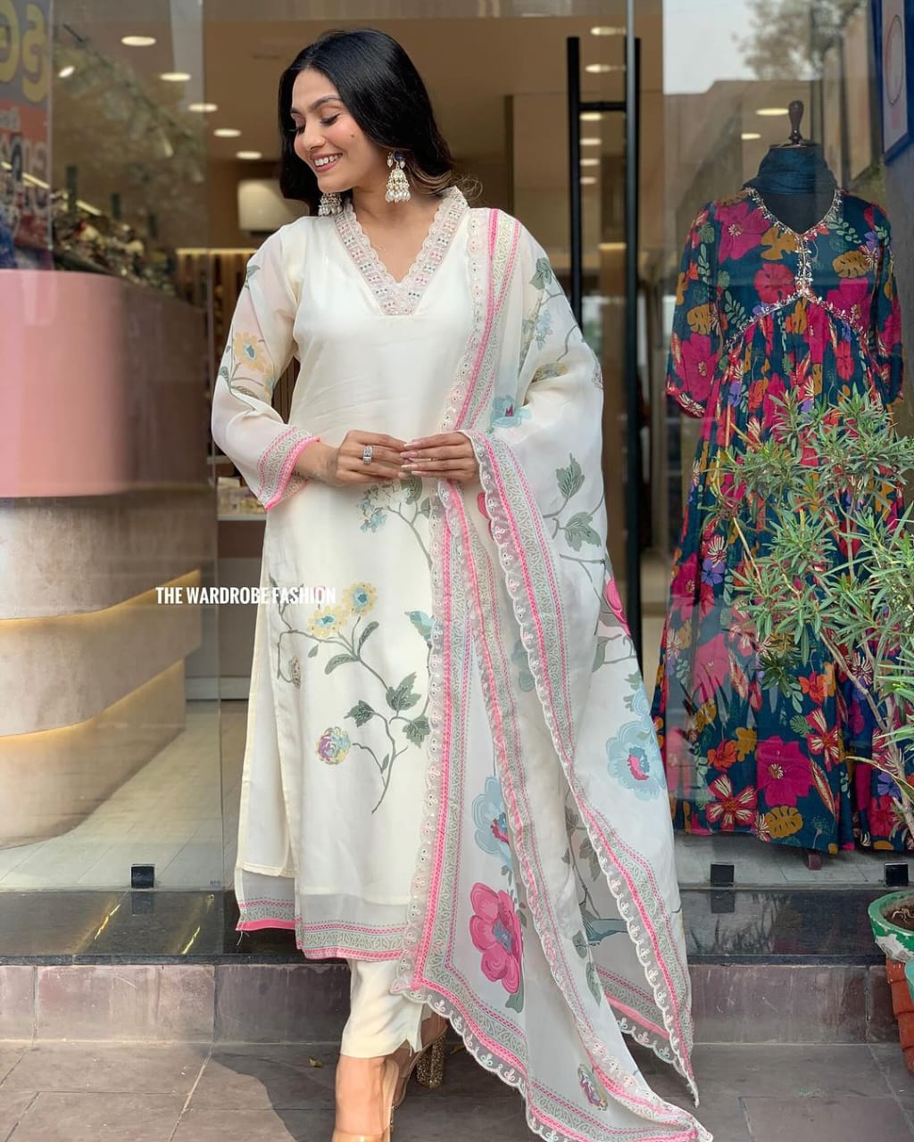 SNOW WHITE FLORAL ORGANZA KURTA PANT DUPATTA SET