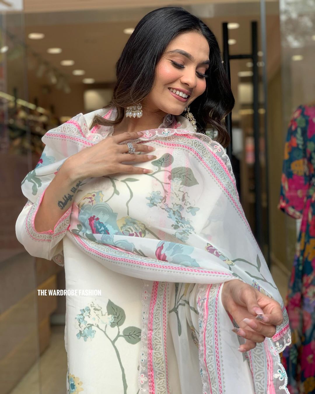 SNOW WHITE FLORAL ORGANZA KURTA PANT DUPATTA SET